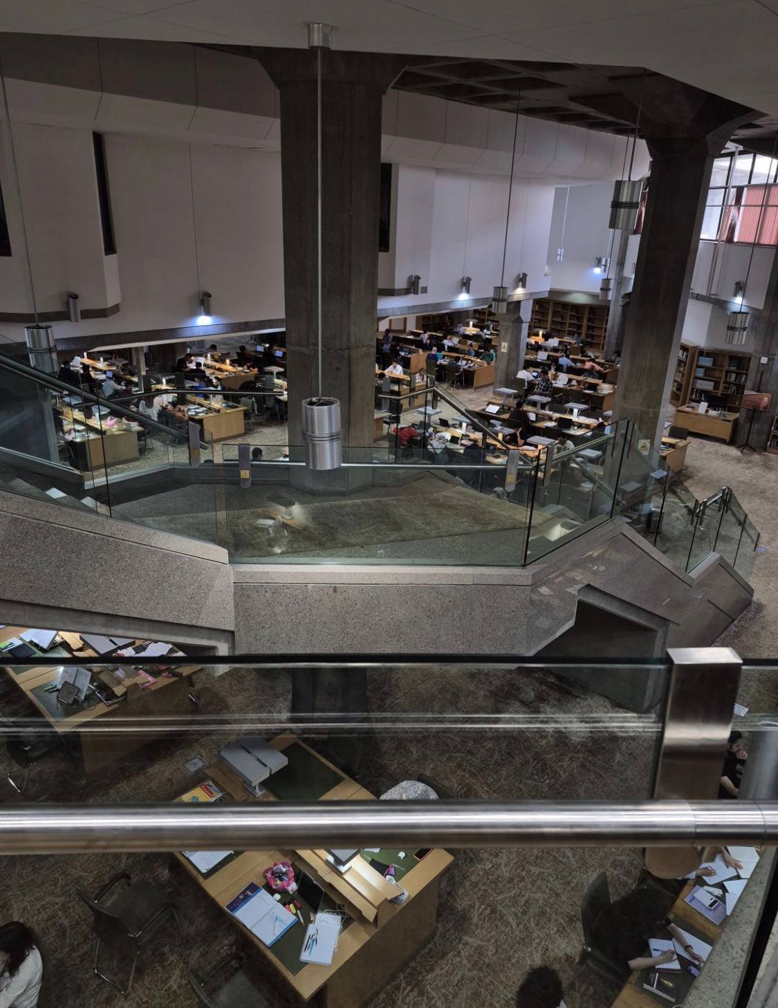 قیمت‌گذاری ابزارهای مشتقه در بازار سرمایه ایران: مروری بر مفاهیم و چالش‌ها